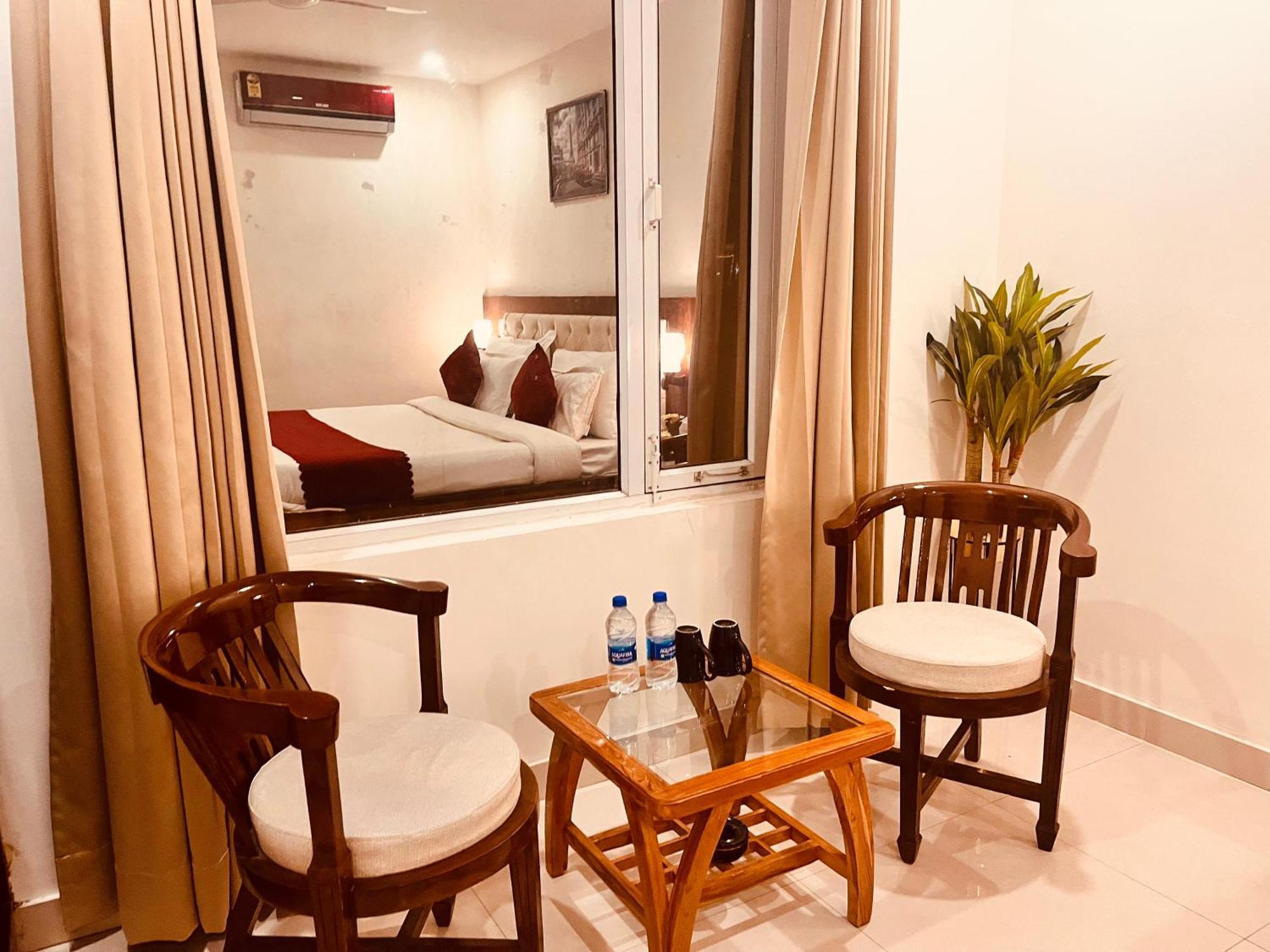 Sampat Royal Cafe Hotel Delhi  Exterior foto